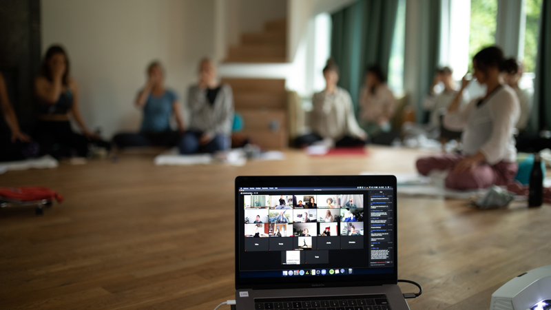 Yogalehrer Ausbildung Berlin Institut Online Yoga Zoom Laptop