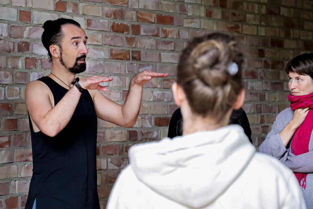 Yogalehrer Alexander Kröker in Alignment Weiterbildung Ausbildungsgruppe