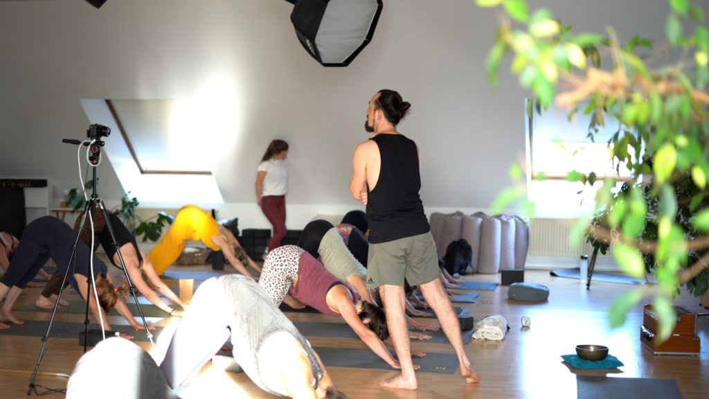 Element Yoga Studio Präventionskurs Alex und Schüler:innen im großen Yogaraum